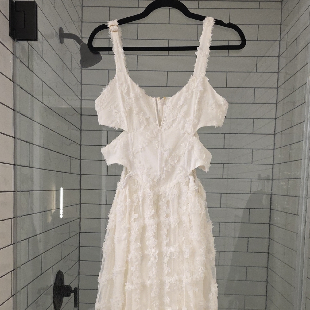 Elegant White Sleeveless Dress